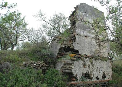 Imagen secundaria 1 - Trapiche del Prado: Estado actual de la antigua azucarera de Marbella. Castillo de Bentomiz: Gran fortaleza afectada por derrumbes, la vegetación y el abandono. Torrealquería:Su mal estado será corregido con una actuación urgente. 