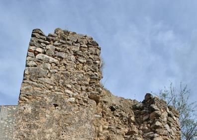 Imagen secundaria 1 - Columbario Benalauría: Cámara sepulcral época romana en pleno Valle del Genal. Castillo de Monda: Torre oeste en la que se aprecian derrumbes que afectan al monumento. Convento de Algaidas: El estado de abandono y el expolio han dejado en el esqueleto este histórico cenobio