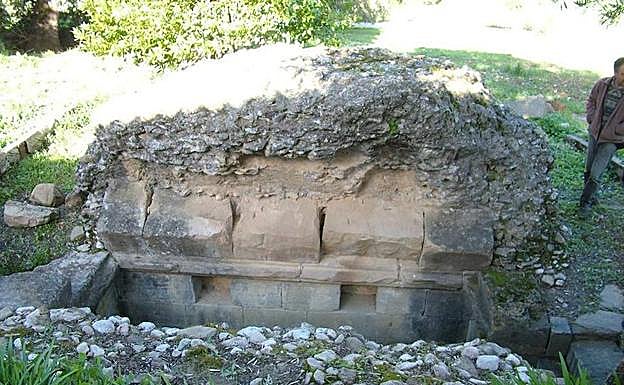 Imagen principal - Columbario Benalauría: Cámara sepulcral época romana en pleno Valle del Genal. Castillo de Monda: Torre oeste en la que se aprecian derrumbes que afectan al monumento. Convento de Algaidas: El estado de abandono y el expolio han dejado en el esqueleto este histórico cenobio