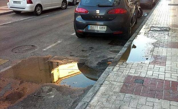 Imagen de una acera sucia.