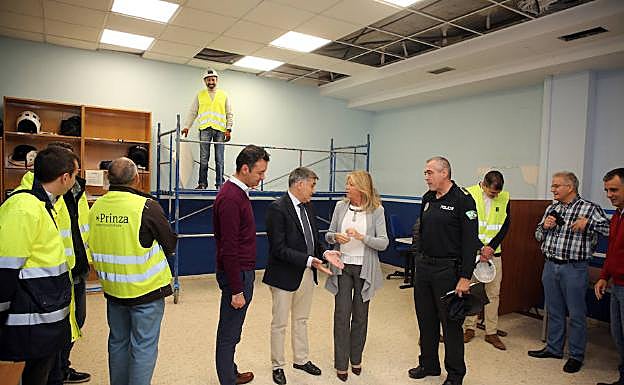 Ángeles Muñoz, con el jefe de la Policía Local, el edil de Obras, y representantes de la empresa contratada.  