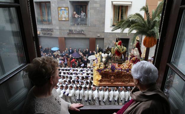 Jesús a su Entrada en Jerusalén a lomos de un burro. 