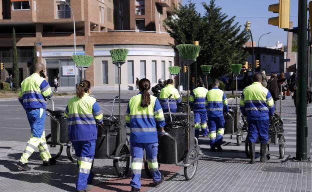 Operarios del servicio de limpieza viaria de Limasa. 