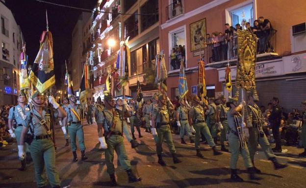 El cortejo de Mena, en el que participan las tropas legionarias, en la Tribuna de los Pobres. 