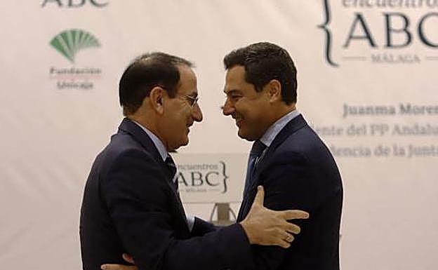 Juanma Moreno saluda al presidente de la Confederación de Empresarios de Andalucía, Javier González de Lara, en una imagen de archivo.