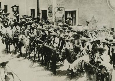 Imagen secundaria 1 - Arriba, Pancho Villa (sentado en la silla presidencial) y Zapata (a su izquierda), en diciembre de 1914 en el Palacio Nacional. Abajo, a la izquierda, Zapata, con algunos labriegos armados, el verdadero ejército zapatista. A la derecha, El subcomandante Marcos, a la derecha, con su característico pasamontañas y la pipa.