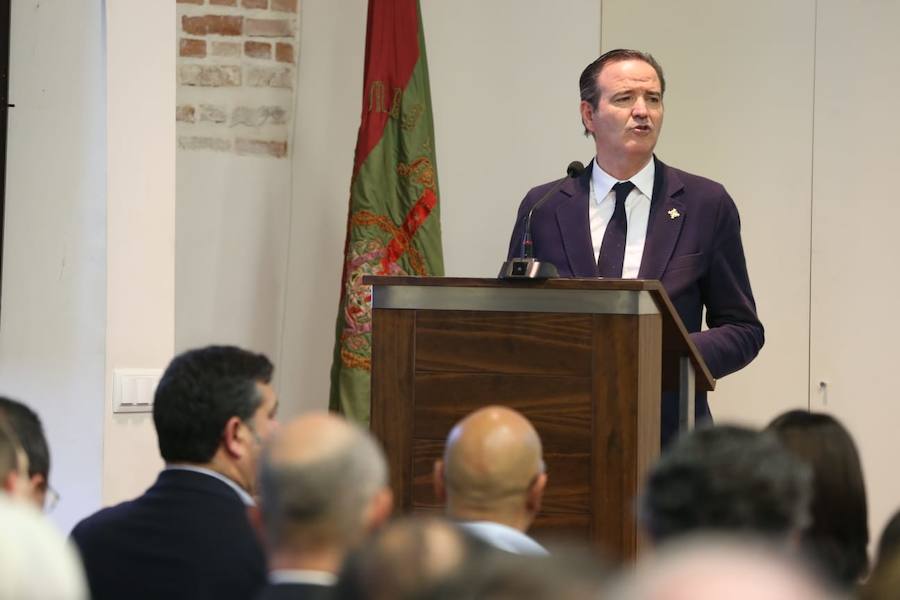 El libro es un gran homenaje a Garrido y a Gonzàlez, pero también un homenaje a la Semana Santa y a las cofradías de Málaga que se entregará con SUR.