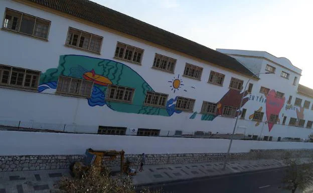 La esca y el mar, presentes en la fachada del colegio. 