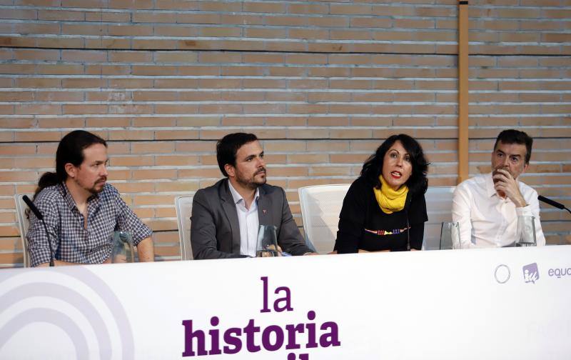 Pablo Iglesias, Alberto Garzón y Antonio Maíllo participan en un acto público en el Aula Magna de la Facultad de Comunicación de Málaga junto a otros compañeros del partido a nivel regional.