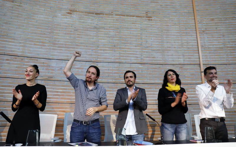 Pablo Iglesias, Alberto Garzón y Antonio Maíllo participan en un acto público en el Aula Magna de la Facultad de Comunicación de Málaga junto a otros compañeros del partido a nivel regional.