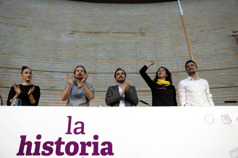 Pablo Iglesias, Alberto Garzón y Antonio Maíllo participan en un acto público en el Aula Magna de la Facultad de Comunicación de Málaga junto a otros compañeros del partido a nivel regional.