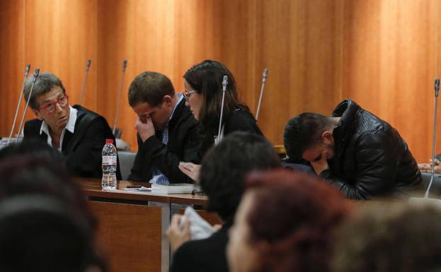 Los procesados junto a sus abogadas durante el juicio 