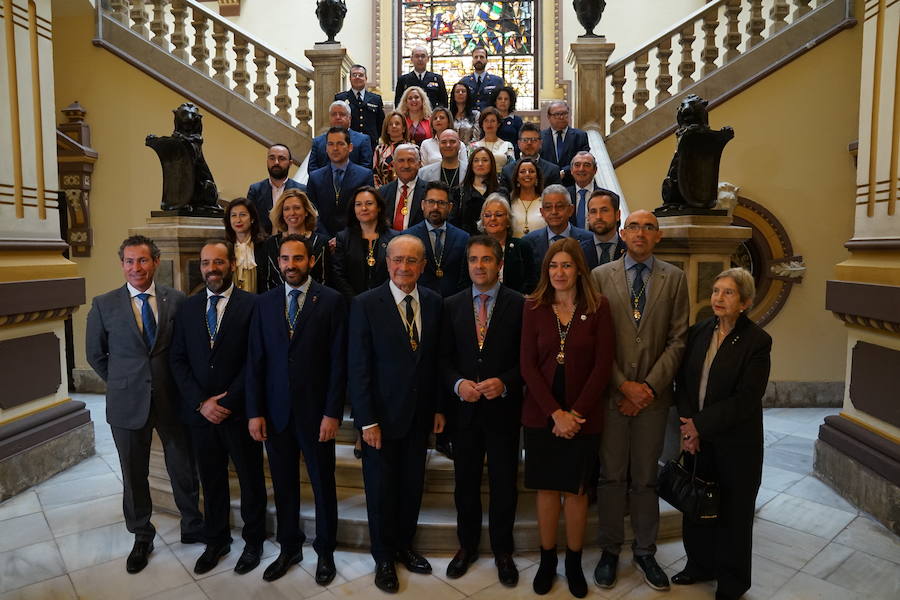 El alcalde ha descubierto la lápida de 1919, restaurada para la ocasión, entre los retratos de los alcaldes Romero Raggio y Guerrero Stracha