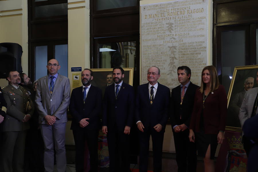 El alcalde ha descubierto la lápida de 1919, restaurada para la ocasión, entre los retratos de los alcaldes Romero Raggio y Guerrero Stracha