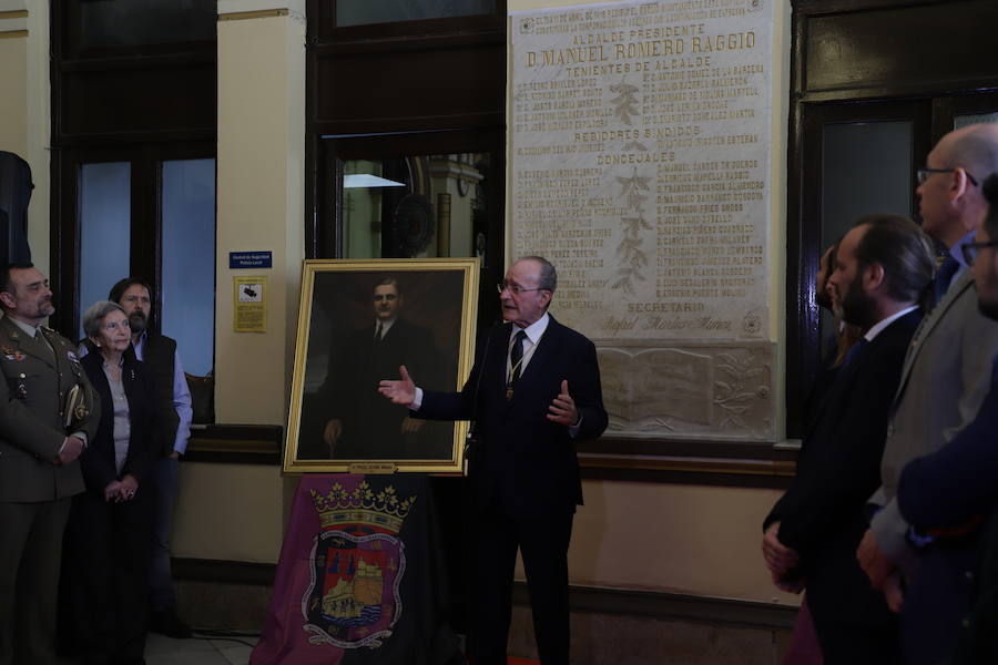 El alcalde ha descubierto la lápida de 1919, restaurada para la ocasión, entre los retratos de los alcaldes Romero Raggio y Guerrero Stracha