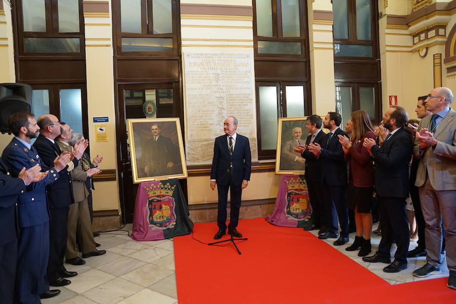 El alcalde ha descubierto la lápida de 1919, restaurada para la ocasión, entre los retratos de los alcaldes Romero Raggio y Guerrero Stracha