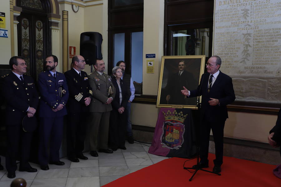 El alcalde ha descubierto la lápida de 1919, restaurada para la ocasión, entre los retratos de los alcaldes Romero Raggio y Guerrero Stracha