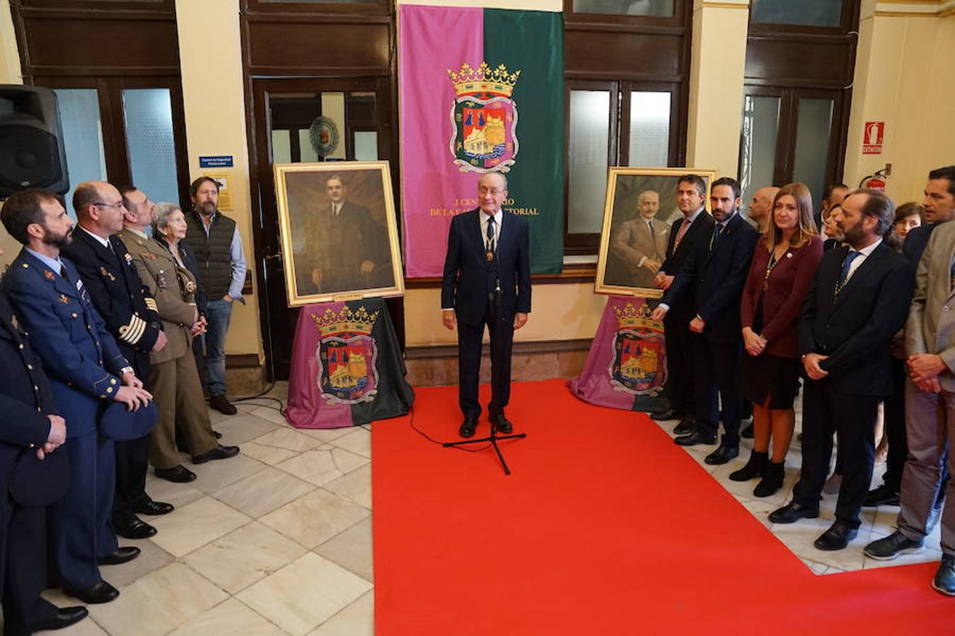 El alcalde ha descubierto la lápida de 1919, restaurada para la ocasión, entre los retratos de los alcaldes Romero Raggio y Guerrero Stracha