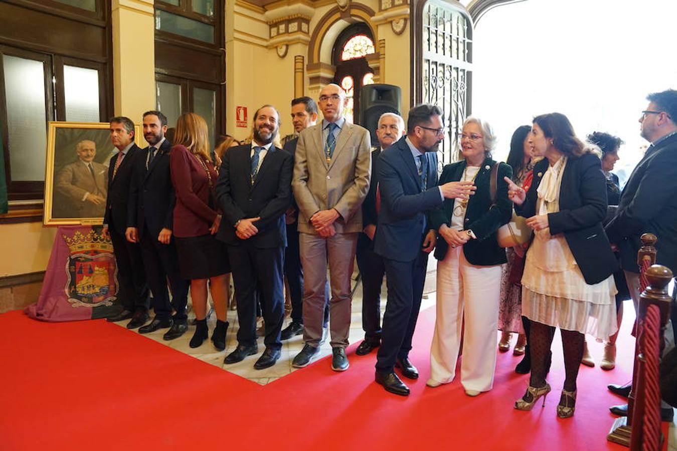 El alcalde ha descubierto la lápida de 1919, restaurada para la ocasión, entre los retratos de los alcaldes Romero Raggio y Guerrero Stracha