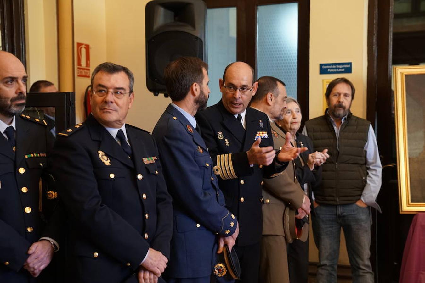 El alcalde ha descubierto la lápida de 1919, restaurada para la ocasión, entre los retratos de los alcaldes Romero Raggio y Guerrero Stracha