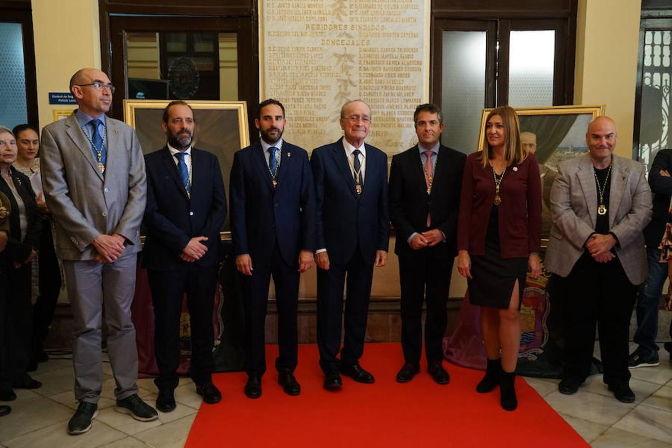 El alcalde ha descubierto la lápida de 1919, restaurada para la ocasión, entre los retratos de los alcaldes Romero Raggio y Guerrero Stracha