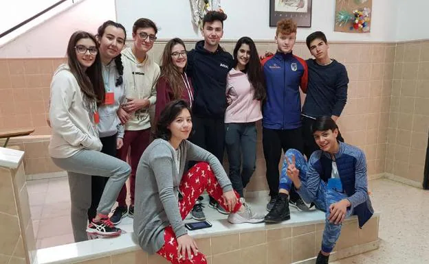 Un grupo de alumnos pasaron la noche en el instituto aprendiendo convivencia. 