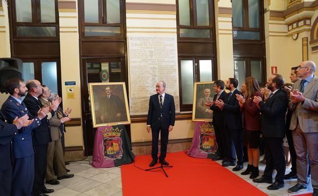 La Corporación celebra el centenario del Ayuntamiento con un sencillo acto en el hall de entrada