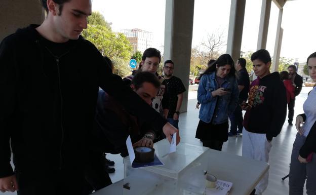 El 86% de los dos mil votos en el referéndum en la Universidad sobre el modelo de estado, a favor de la república