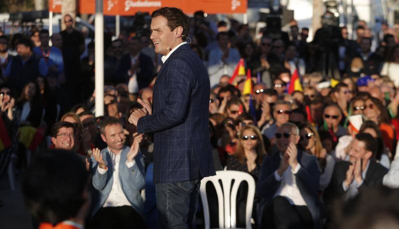 El líder de Ciudadanos, Albert Rivera, ha acudido al primer gran acto central de esta campaña electoral en la ciudad de Málaga. En su intervención, Rivera ha explicado un gran número de propuestas que ofrece su partido para España, con las que quiere atraer al mayor número de votantes y salir victorioso el 28 de abril. 
