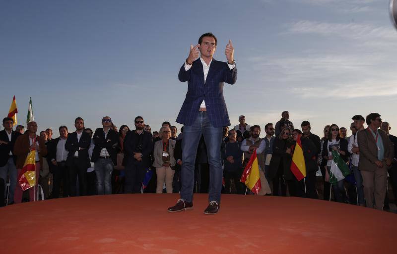 El líder de Ciudadanos, Albert Rivera, ha acudido al primer gran acto central de esta campaña electoral en la ciudad de Málaga. En su intervención, Rivera ha explicado un gran número de propuestas que ofrece su partido para España, con las que quiere atraer al mayor número de votantes y salir victorioso el 28 de abril. 