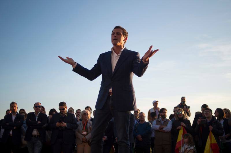 El líder de Ciudadanos, Albert Rivera, ha acudido al primer gran acto central de esta campaña electoral en la ciudad de Málaga. En su intervención, Rivera ha explicado un gran número de propuestas que ofrece su partido para España, con las que quiere atraer al mayor número de votantes y salir victorioso el 28 de abril. 