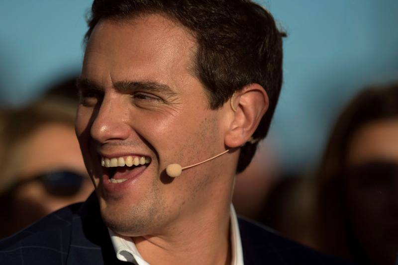 El líder de Ciudadanos, Albert Rivera, ha acudido al primer gran acto central de esta campaña electoral en la ciudad de Málaga. En su intervención, Rivera ha explicado un gran número de propuestas que ofrece su partido para España, con las que quiere atraer al mayor número de votantes y salir victorioso el 28 de abril. 