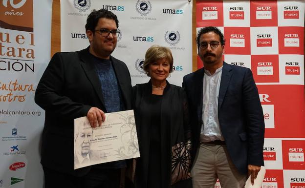 Alberto Gómez Almendres, Nativel Preciado y Francisco Carrión, ayer, tras recibir los galardones del Premio Manuel Alcántara. 