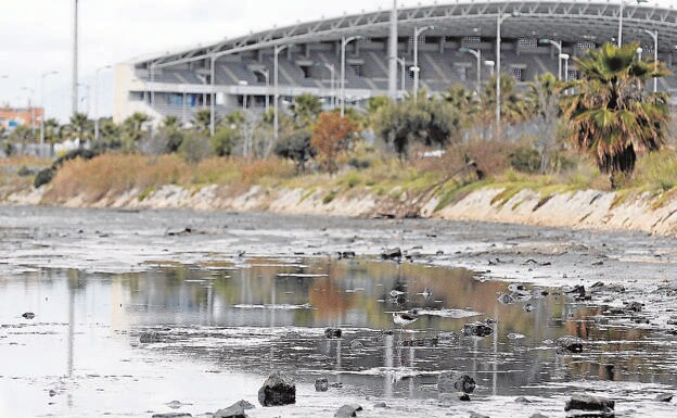 Las aguas estancadas en el canal de pluviales desprende un fuerte hedor.