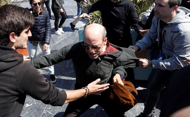 Imagen principal - Simpatizantes de Vox han sido increpados y acosados por un grupo de la izquierda abertzale en San Sebastián.