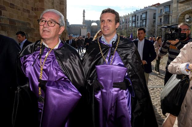 Casado y el tesorero del PP, ayer en una procesión en Ávila. :: efe