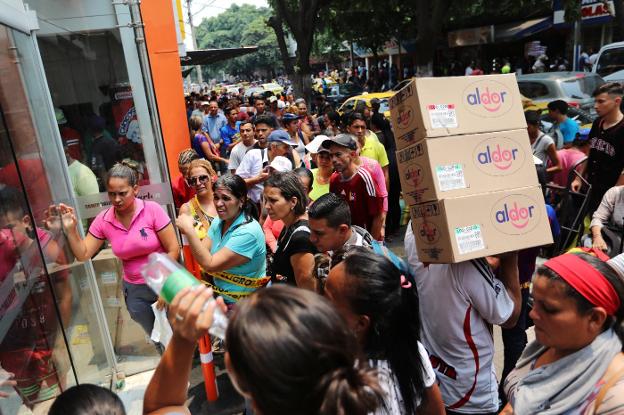 Decenas de venezolanos hacen cola a las puertas de un supermercado en Cúcuta, en la frontera colombiana, para comprar víveres. :: luisa gonzález/ reuters
