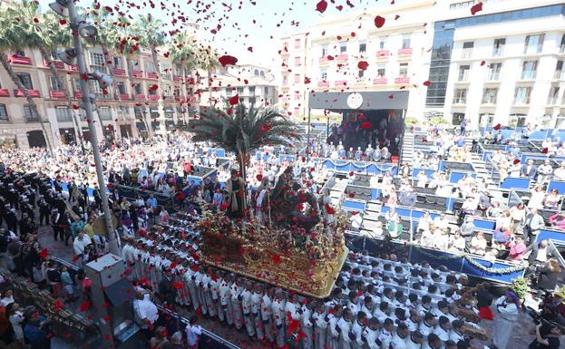 El Cristo de la Pollinica, a su paso por la tribuna oficial.