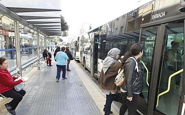 El Ayuntamiento de Málaga se compromete a incorporar 'paradas seguras' para mujeres en la EMT