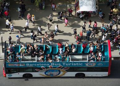 Imagen secundaria 1 - Arriba, la construcción, a principios del siglo XX. Abajo, a la izquierda, autobús turístico en el barrio donde se ubica el templo. A la derecha, un grupo de japoneses fotografían la basílica. :: efe