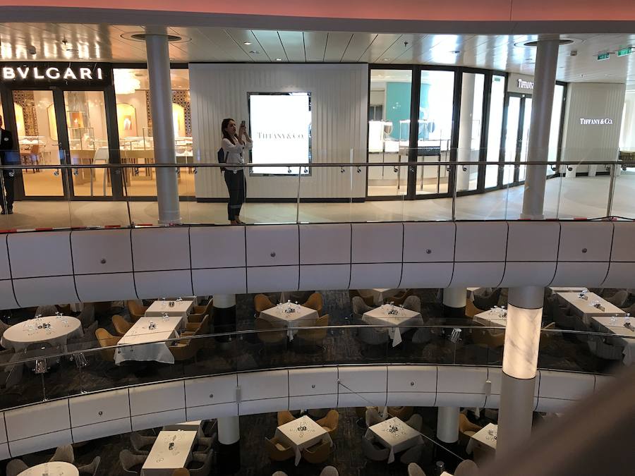 El barco, con capacidad para 4.246 pasajeros y con 1.551 tripulantes, de 55 nacionalidades diferentes, atracó en el recinto portuario malagueño a primera hora y de completo estreno ya que procedía del astillero alemán Meyer Werft