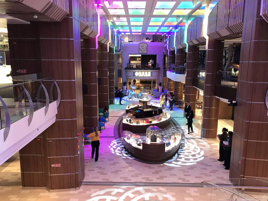 El barco, con capacidad para 4.246 pasajeros y con 1.551 tripulantes, de 55 nacionalidades diferentes, atracó en el recinto portuario malagueño a primera hora y de completo estreno ya que procedía del astillero alemán Meyer Werft