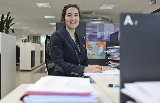 Funcionaria en Aesa.
Esther Sánchez asegura que
está «encantada» con su
trabajo, del que destaca sus
buenos horarios y el servicio
público que desempeña.
:: elvira megías