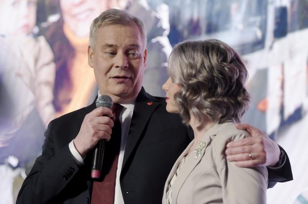El presidente del Partido Socialdemócrata, Antti Rinne, celebra el triunfo con su esposa, Heta Ravolainen-Rinne. :: antti Aimo-Koivisto / dpa