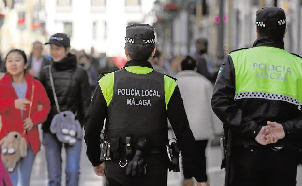 Dos policías locales patrullan por el centro de Málaga. 