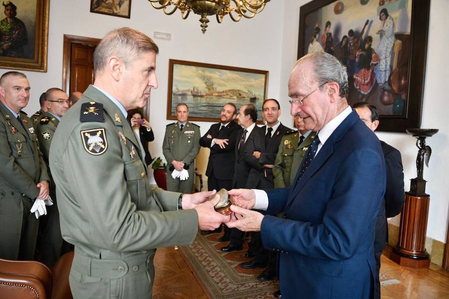 Uno de los momentos más esperados es la exhibición de saltos en la playa de la Caleta