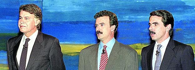 Felipe González y José María Aznar posan en plató antes de dar inicio al debate, que fue conducido por Manuel Campo Vidal.