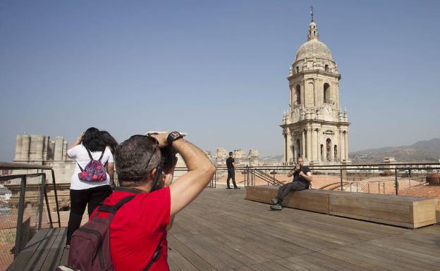 Visitantes, en las cubiertas de la Catedral. 