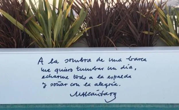 Imagen del poema de Manuel Alcántara, de puño y letra del escritor en la residencia de Antonio Banderas. 