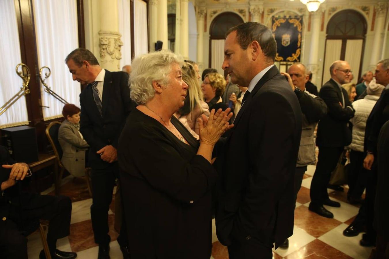 A las seis de la tarde del miércoles 17 de abril se abría la capilla ardiente de Manuel Alcántara y comenzaban a llegar personalidaddes, amigos y lectores. El sábado permanecía abierta hasta las doce de la noche y el Jueves Santo, de 9 a 13 horas.